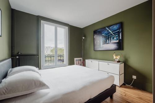 une chambre avec un grand lit blanc et une fenêtre dans l'établissement Veeve - Parkside Innovation, à Paris