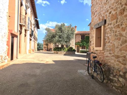 a bike parked on the side of a building at Oasis rural in Los Pastores