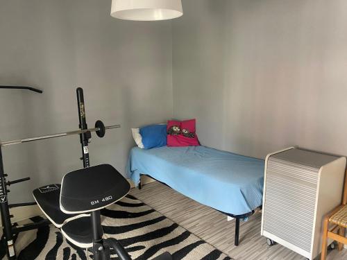 1 dormitorio pequeño con 1 cama y 1 silla en the AllSun, en Tirano