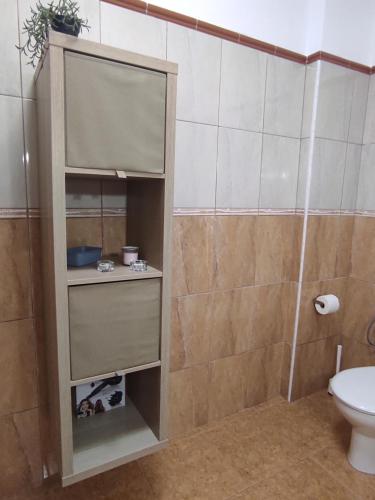 y baño con ducha, lavabo y aseo. en Casa Celeste San Isidro, en San Isidro