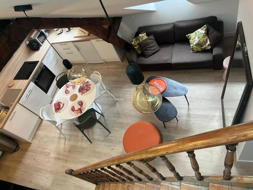 an overhead view of a living room with a couch and a table at duplex refait à neuf in Boulogne-sur-Mer