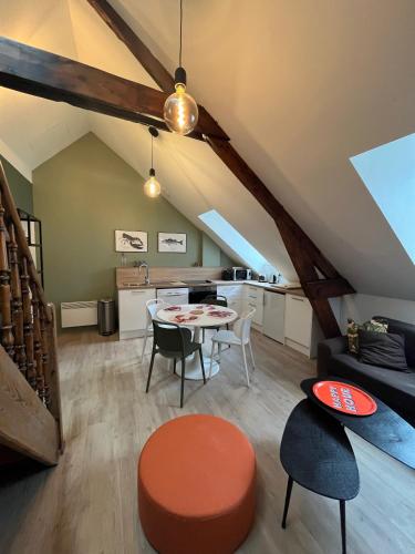 une cuisine et un salon avec une table et des chaises dans l'établissement duplex refait à neuf, à Boulogne-sur-Mer