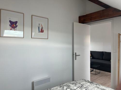 - une chambre dotée d'un mur blanc avec deux photos dans l'établissement duplex refait à neuf, à Boulogne-sur-Mer