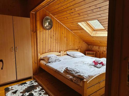 una camera da letto con letto in una camera in legno di Rustic House a Bran