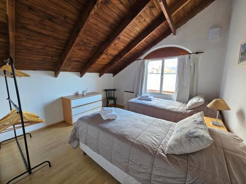 - une chambre avec un grand lit et une fenêtre dans l'établissement Yellow House Cottage, à El Chalten