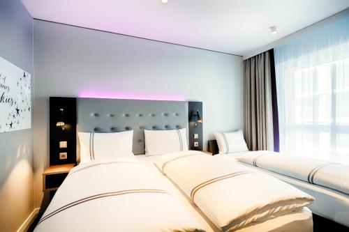Кровать или кровати в номере Premier Inn Nürnberg City Nordost
