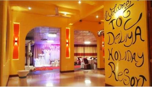 um quarto com uma parede amarela com escrita em Deliya Holiday Resort em Kamburupitiya