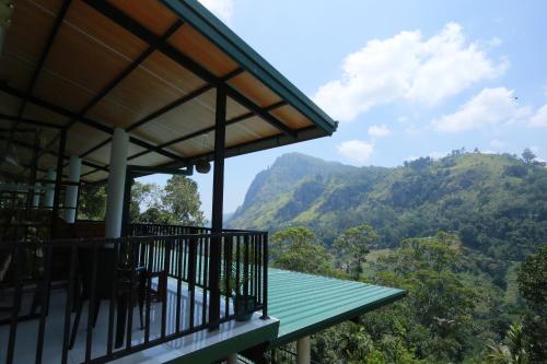 un balcón de una casa con vistas a las montañas en Rock side inn - Ella, en Ella