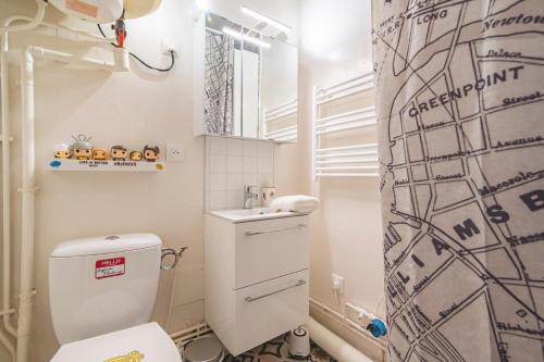 une petite salle de bain avec toilettes et lavabo dans l'établissement ExploreReims - the Friendliest place proche gare et centre, à Reims