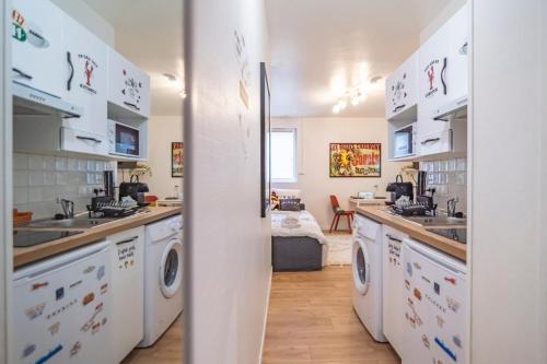 - une buanderie avec lave-linge et lavabos dans l'établissement ExploreReims - the Friendliest place proche gare et centre, à Reims