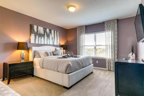 Un dormitorio con una cama grande y una ventana en Gibsonton Vacation Rental - 1 Mi to Beach!, en Gibsonton