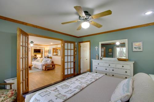 um quarto com uma cama e uma ventoinha de tecto em Waterfront Home Near Wilson Lake with Covered Porch! em Killen