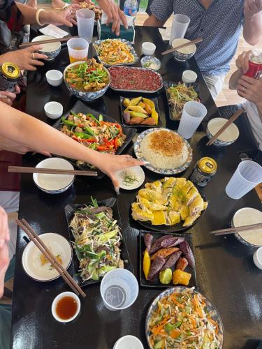 een lange tafel met veel borden eten erop bij Thạch Gia Trang Sapa in Sa Pa