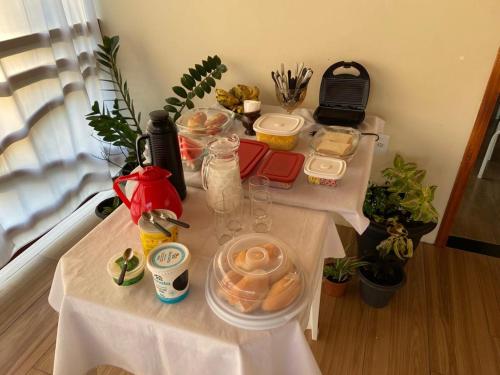 una mesa con comida y bebidas encima en Pousada Mãe Dita 