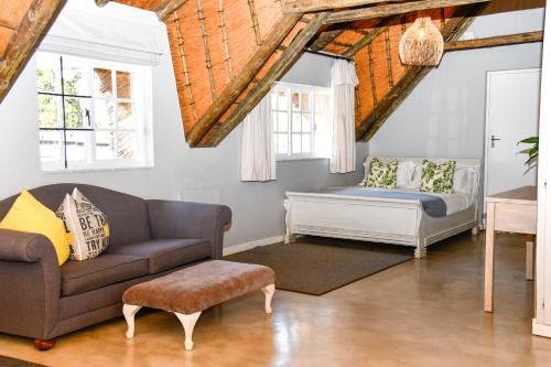 a living room with a couch and a bed at Gowan Valley Guest Farm in Balgowan