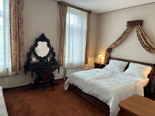 - une chambre avec un lit, un miroir et une table dans l'établissement Penzión TATRA INN, à Čadca