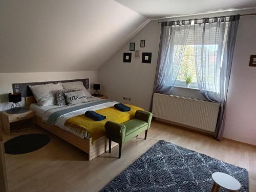 sypialnia z łóżkiem i dużym oknem w obiekcie Zala Holiday Apartman w mieście Keszthely