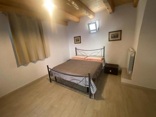 - une chambre avec un lit dans l'établissement La casa di nonno Enrico vicino alle Cinque Terre, à Riccò del Golfo di Spezia