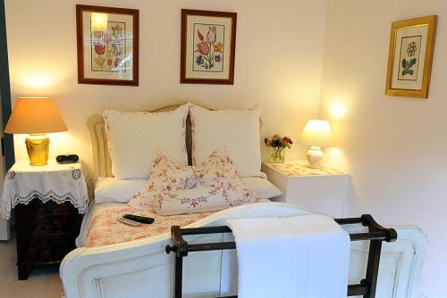 una camera da letto con un letto con cuscini e due lampade di Blackbrook House a Holmwood
