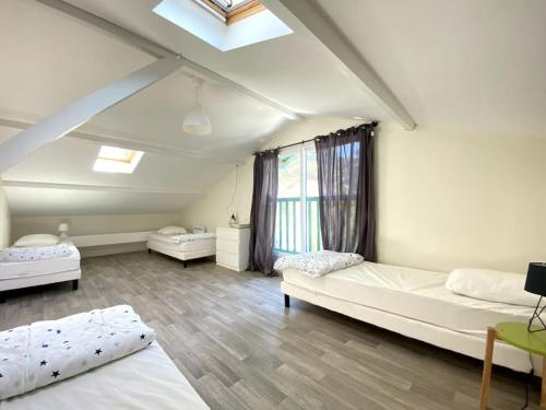 - un salon avec deux lits et une fenêtre dans l'établissement Agréable villa à Pyla plage, à La Teste-de-Buch