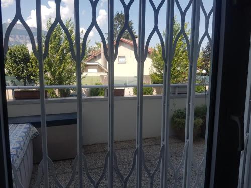 - une vue sur le balcon depuis la fenêtre dans l'établissement Chambre privative avec terrasse, à Saint-Martin-dʼHères