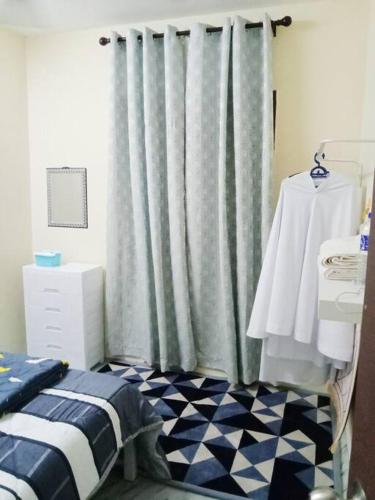 Postel nebo postele na pokoji v ubytování Homestay Hulu Langat Riverview with POOL BBQ beside RIVER Netflix Village Vibes WiFi Free