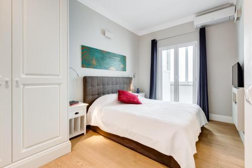 une chambre avec un lit avec un oreiller rouge dessus dans l'établissement Vatican Guest House, à Rome