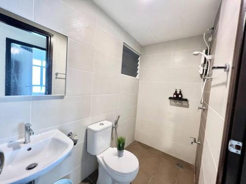 La salle de bains blanche est pourvue de toilettes et d'un lavabo. dans l'établissement O1 Pavilion 1-10Pax Bukit Jalil 3Room 5Bed TV&WIFI, à Kuala Lumpur