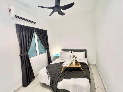- une chambre avec un lit et un ventilateur de plafond dans l'établissement O1 Pavilion 1-10Pax Bukit Jalil 3Room 5Bed TV&WIFI, à Kuala Lumpur