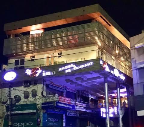 un edificio con un cartel en el costado en HOTEL 24x7 INN en Jalandhar