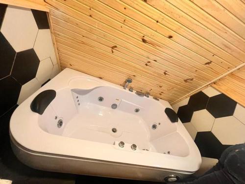 a bath tub sitting in a room with a wall at escapada romántica in Villa Serrana