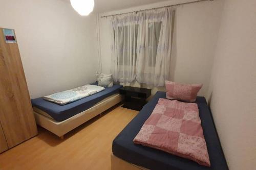 a small room with a bed and a window at Gemütliche Monteurwohnung in Sandersdorf bis 6 Personen in Sandersdorf