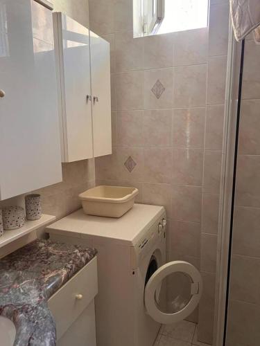 a bathroom with a toilet and a sink at Casa Vale fronte mare in Ventimiglia