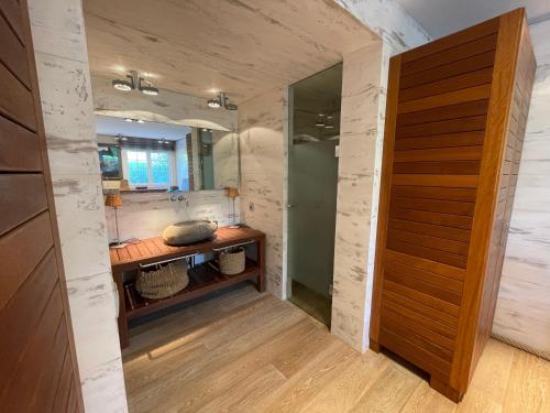 ein Bad mit einer ebenerdigen Dusche und einem Spiegel in der Unterkunft ES CASTELL 05 by SOM Menorca in Fornells