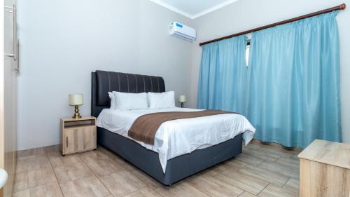 Ένα ή περισσότερα κρεβάτια σε δωμάτιο στο Euphoria Golfers letting House 405 Euphoria golf and life style estate