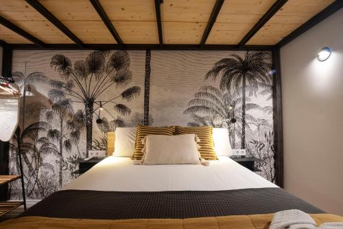 1 dormitorio con 1 cama y una pared con palmeras en Precioso Loft en Valencia, en Valencia
