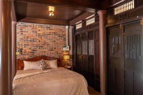 Katil atau katil-katil dalam bilik di ONA HOME - Entire Hue-styled garden house nearby a pine hill
