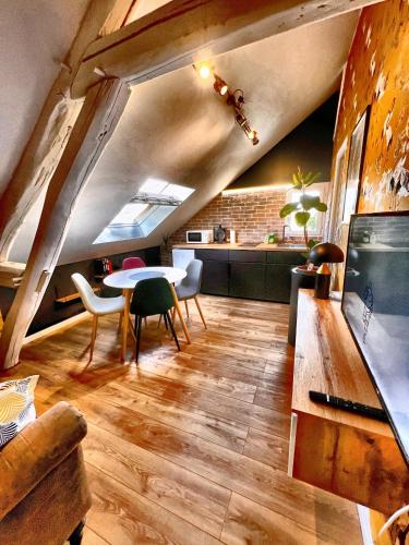 un salon avec une table et des chaises dans l'établissement Appartement T2 Quartier calme / Parking Gratuit, à Saint-Julien-les-Villas