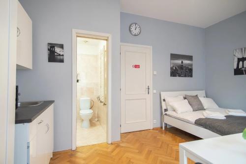 um quarto com uma cama e uma casa de banho com um WC em Private Retreat Close to Stations in Praha 3 em Praga