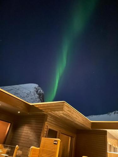 een noorderlicht boven het dak van een huis bij Segla bed & go in Fjordgård