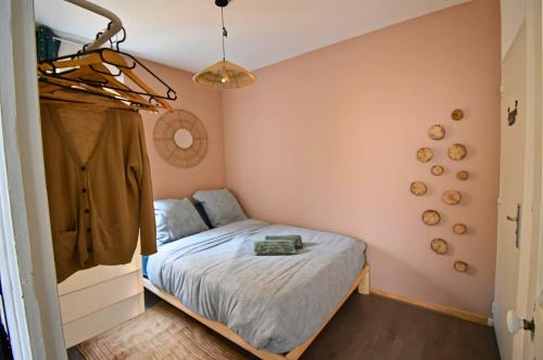 a small bedroom with a bed and a closet at Le Petit Refuge de Venose in La Châtre
