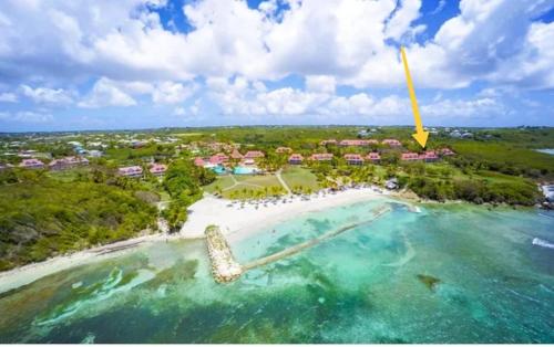 uma vista aérea de um resort numa praia em Residence vacances : nature, mer, piscine et activités em Sainte-Anne