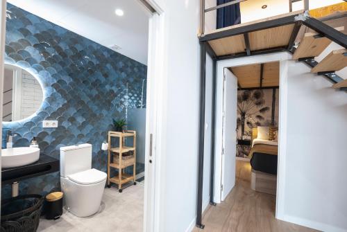 uma casa de banho com um WC e um lavatório em Precioso Loft en Valencia em Valência