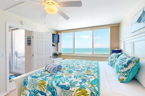 Schlafzimmer mit einem Bett und Meerblick in der Unterkunft By The Sea Turtles in Ponce Inlet