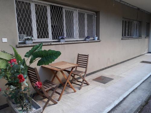 - une table et des chaises sur une terrasse avec une maison dans l'établissement Nice centre- small pied-a-terre near beaches, à Nice