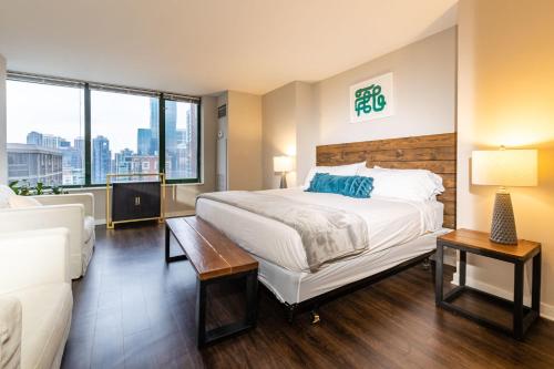 1 dormitorio con 1 cama grande y 1 sofá en 3b/3b SkyLoft with Navy Pier View Gym & Pool by ENVITAE en Chicago