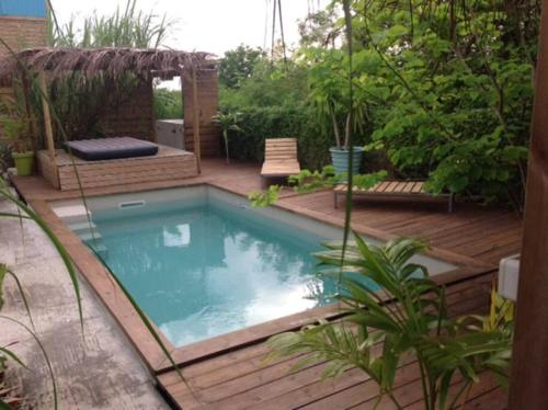 Der Swimmingpool an oder in der Nähe von LE TIKI gîte côté canne