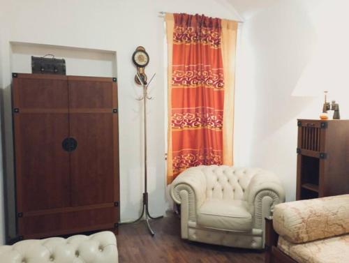 - un salon avec une chaise et une commode dans l'établissement Apartment Captain Nemo Prague, à Prague