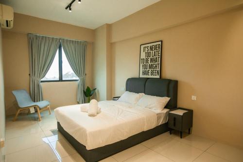 1 dormitorio con 1 cama, 1 silla y 1 ventana en Cosy City-View Suite in Town, en Ipoh