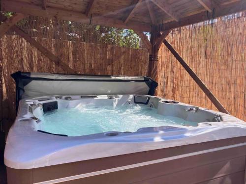 una vasca idromassaggio in un gazebo con acqua di Stunning 3-Bed Cottage Hot Tub Wi-Fi Parking ad Appleby